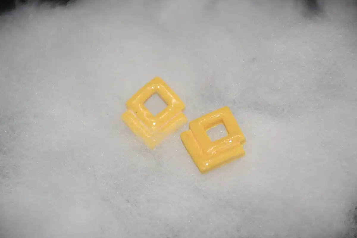 CHARMS JAUNE LOSANGE
