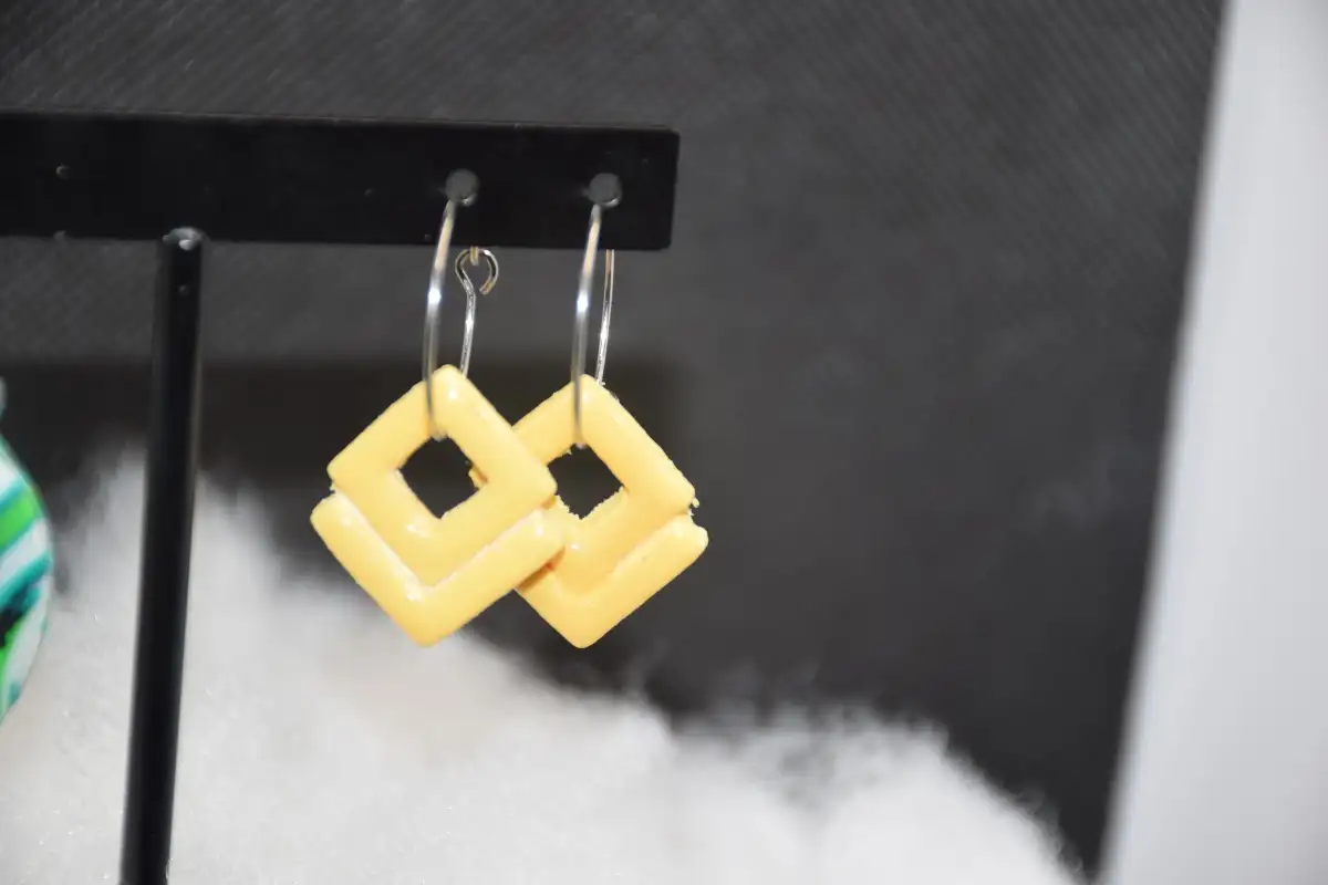 CHARMS JAUNE LOSANGE