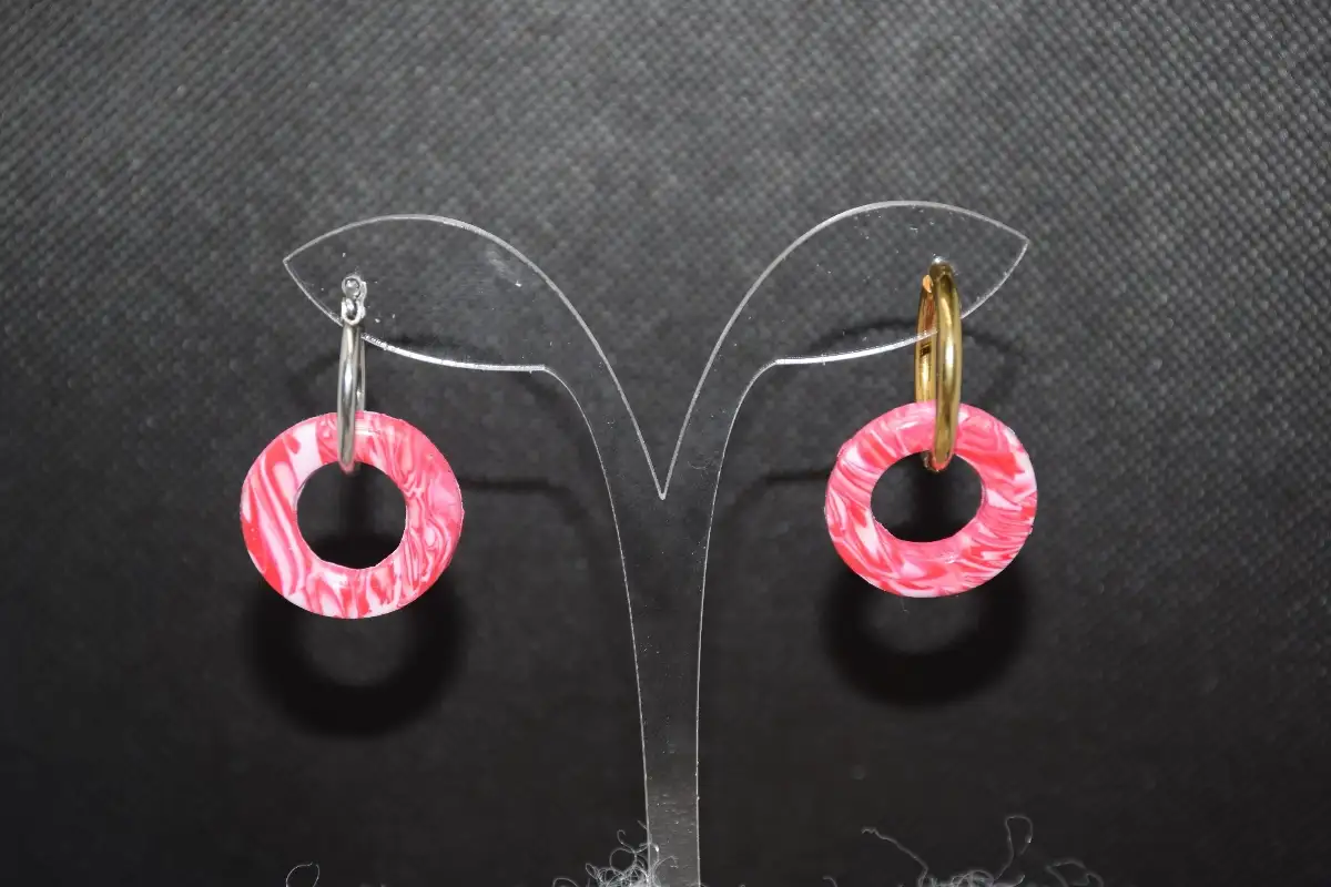 CHARMS FUSHIA ET BLANC