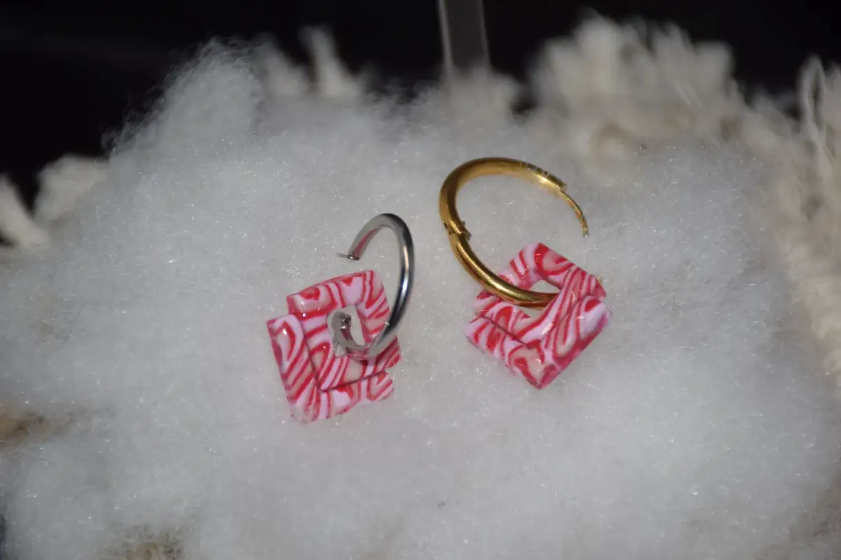 CHARMS RAYE FUSHIA ET BLANC