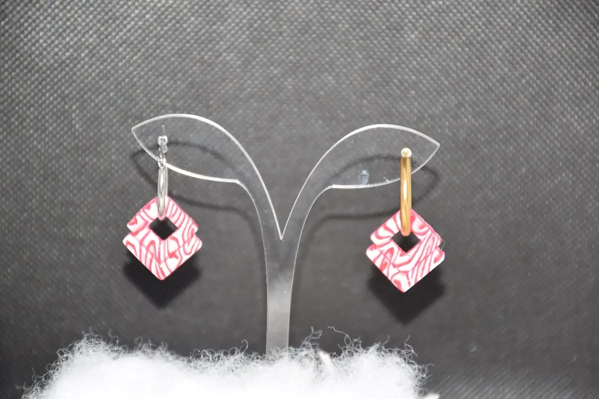 CHARMS RAYE FUSHIA ET BLANC